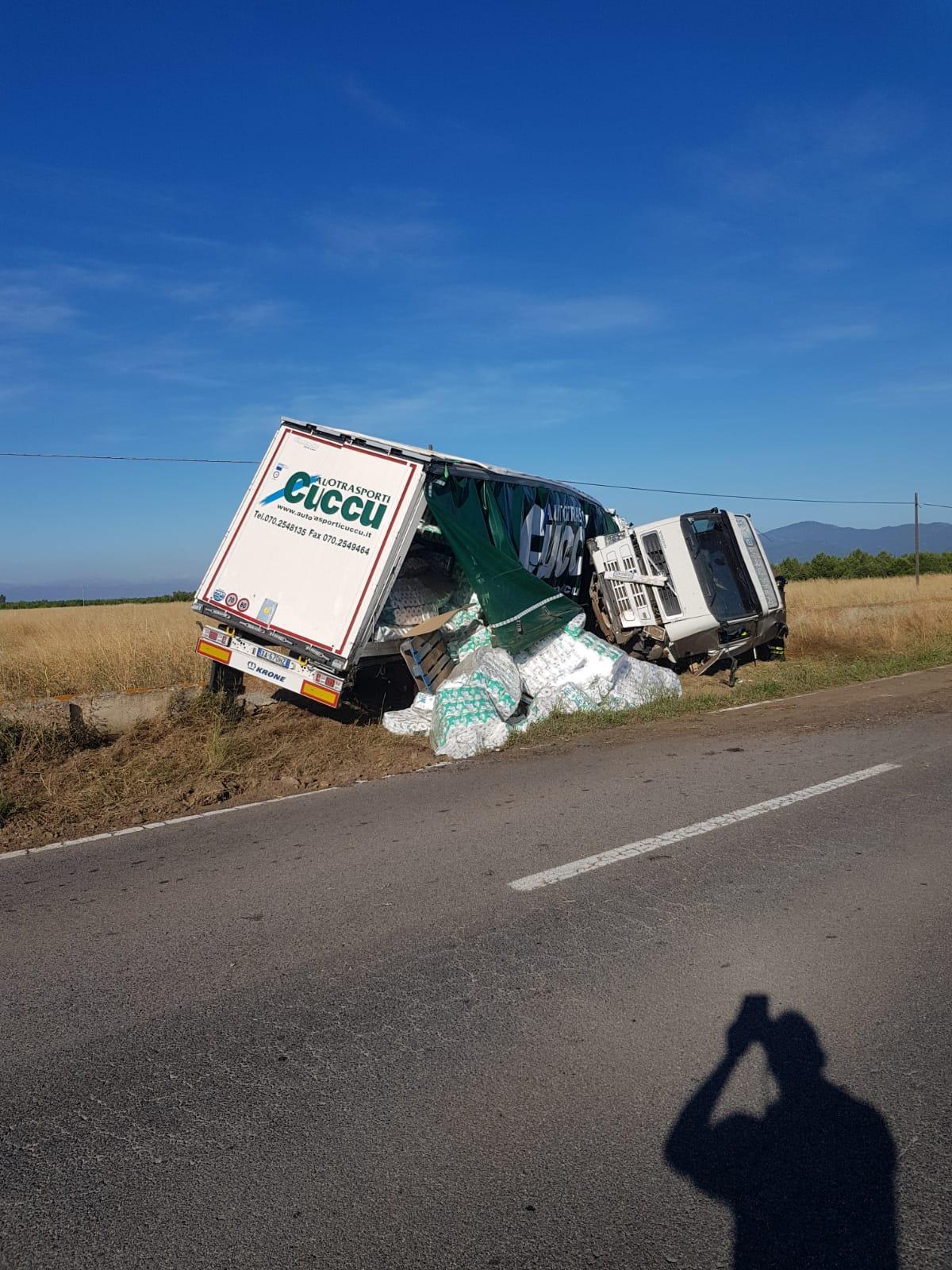 Camion carico di carta igienica finisce in cunetta: ferito il conducente
