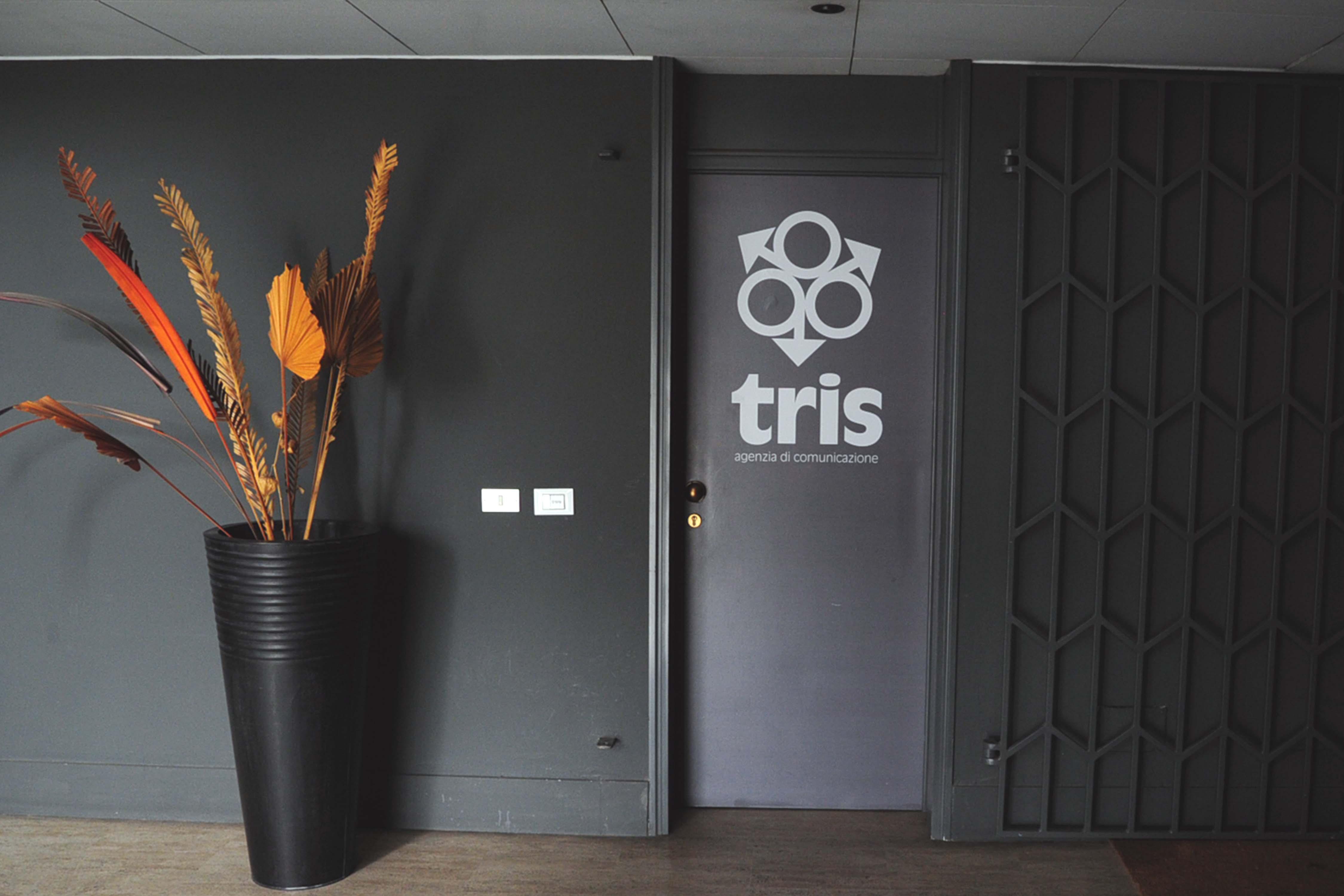 L'ingresso dell'agenzia pubblicitaria Tris