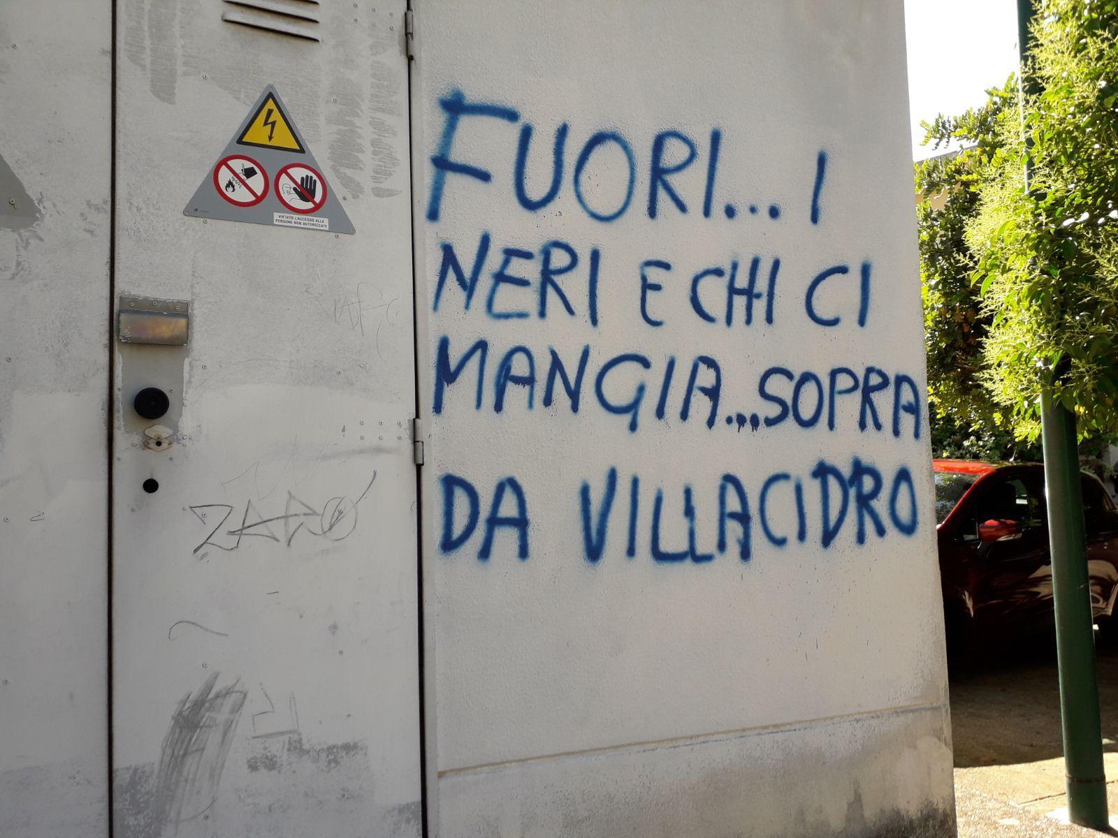 Scritte razziste nel giorno dei funerali del 19enne ghanese