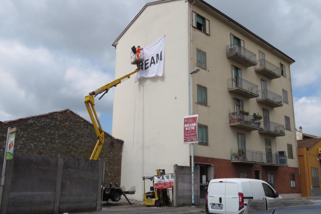 L'affissione di un manifesto su di un palazzo (foto Sproviero-Batavia) 