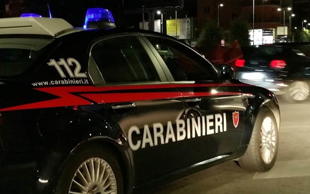 In coma etilico, sbanda con l'ape e abbatte un lampione