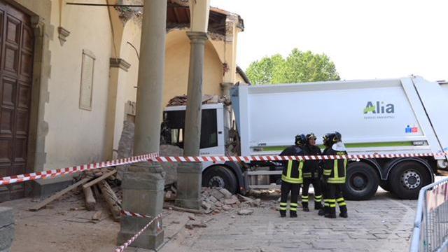 Il camion di Alia che ha distrutto parte del porticato della chiesa di San Michele (foto Sproviero-Batavia)