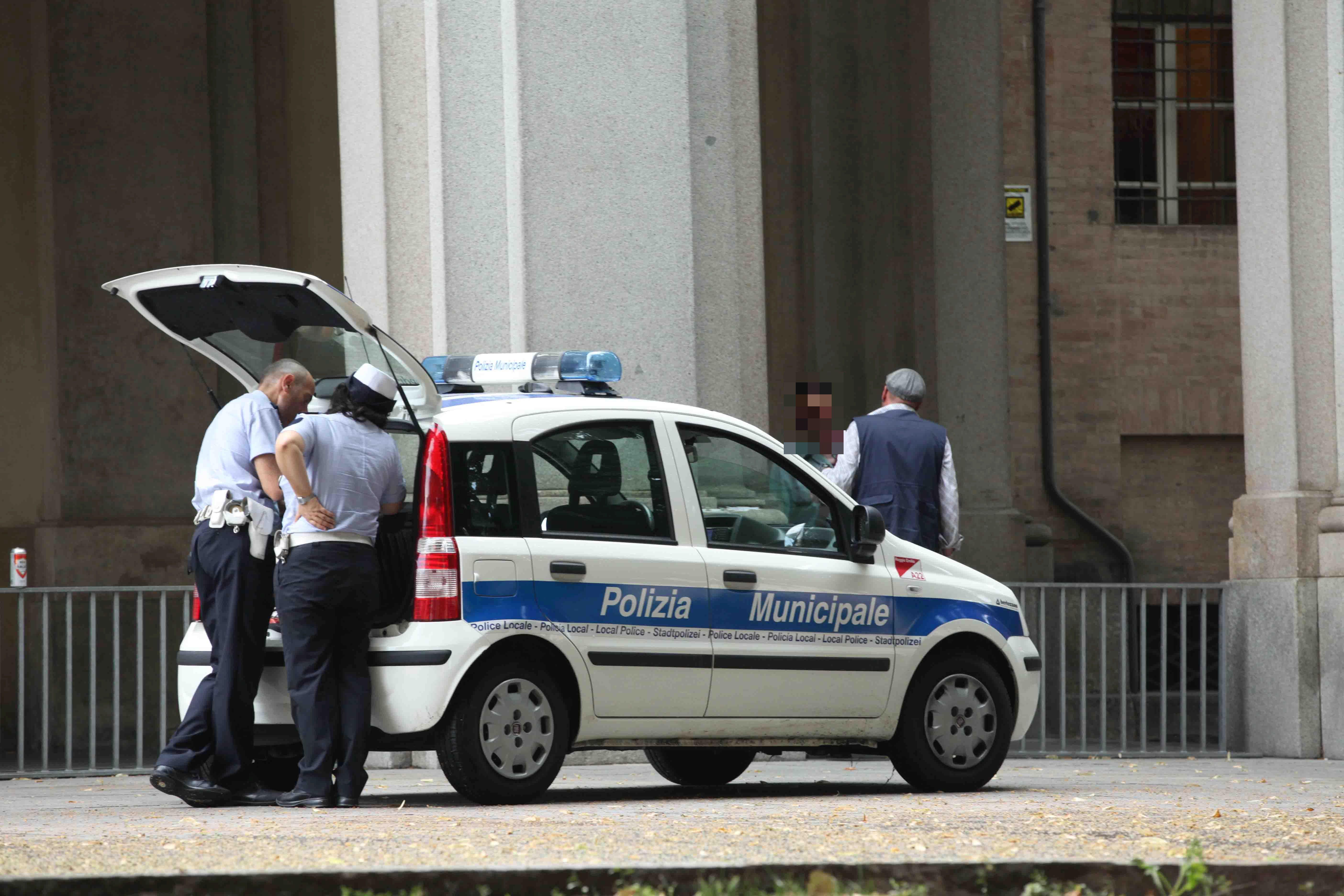Sicurezza e decoro urbano a Reggio Emilia, pacchetto di ordinanze anti alcol del sindaco