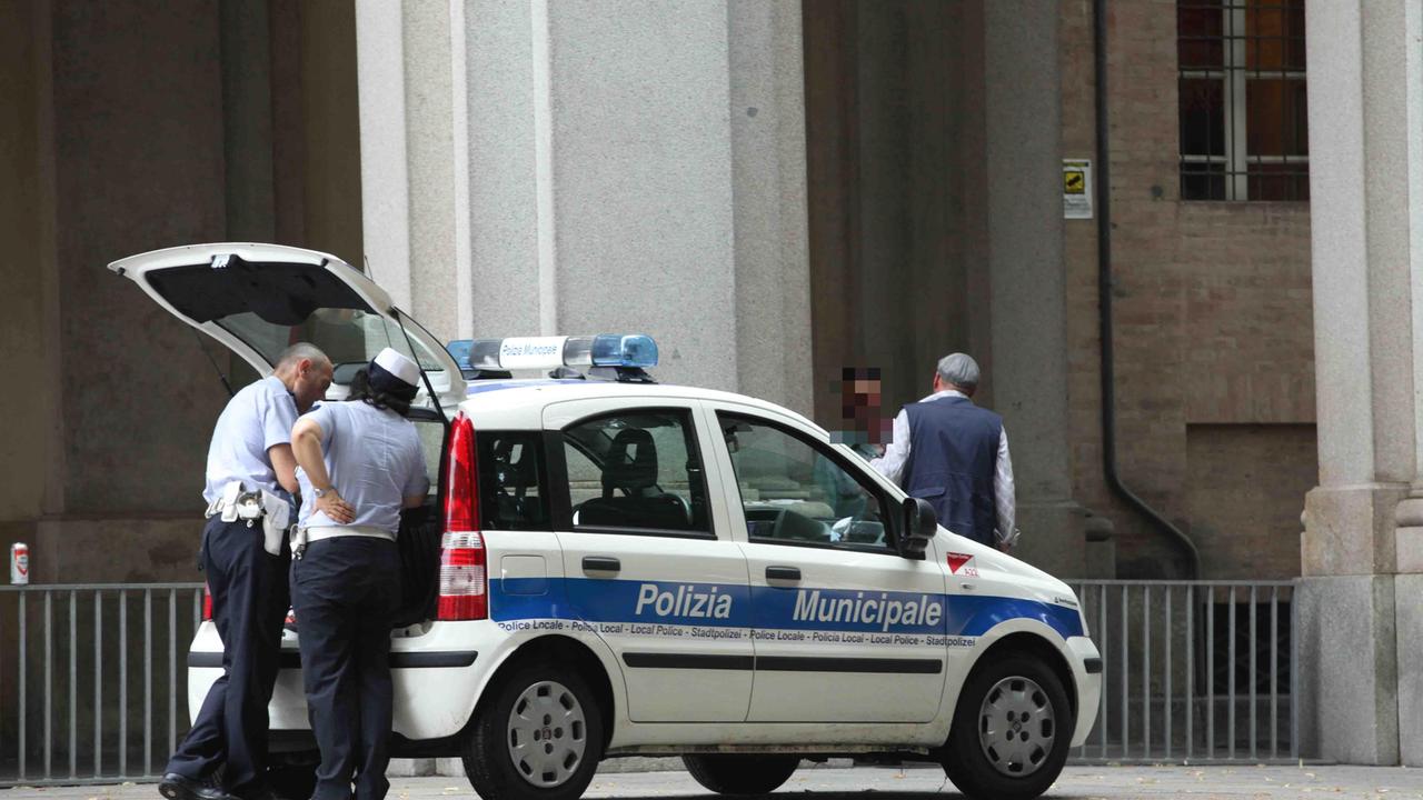 Sicurezza e decoro urbano a Reggio Emilia, pacchetto di ordinanze anti alcol del sindaco