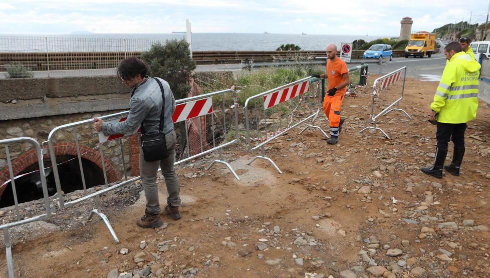 Calafuria, voragine nel posteggio: ecco perché è ceduto il terreno - Video 