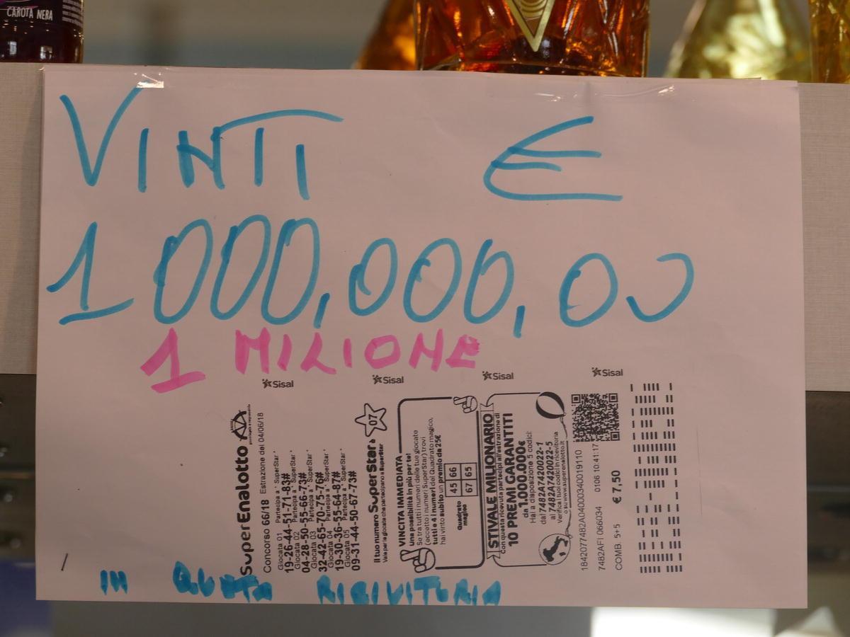 Il biglietto vincente (foto Enzo Russo)