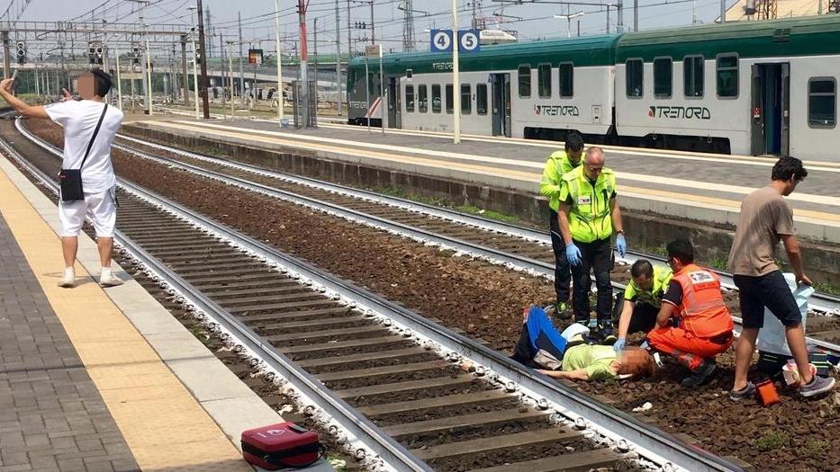 Selfie-choc con la donna appena travolta dal treno, la macabra mania che ignora il dolore