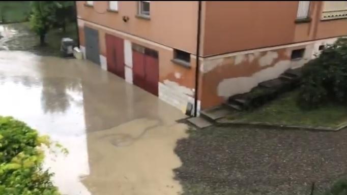 Albinea, esonda il Rio Lavezza a causa delle piogge intense