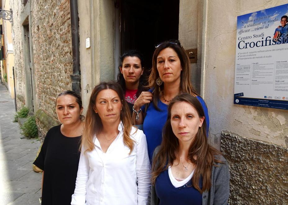 Un gruppo di lavoratrici del doposcuola con la sindacalista Simboli (foto Gori)