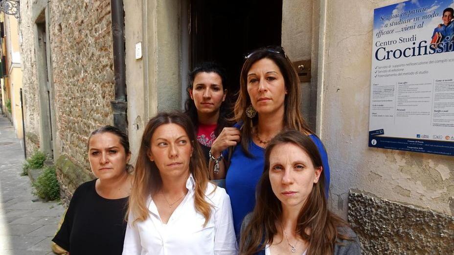 Un gruppo di lavoratrici del doposcuola con la sindacalista Simboli (foto Gori)