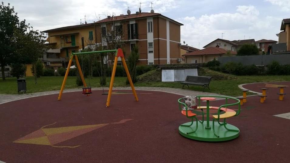 Nuovi giochi e un campo basket nel parco di via Cividale