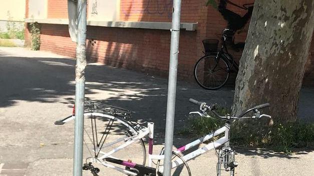 Monconi di bici lasciati sul marciapiede