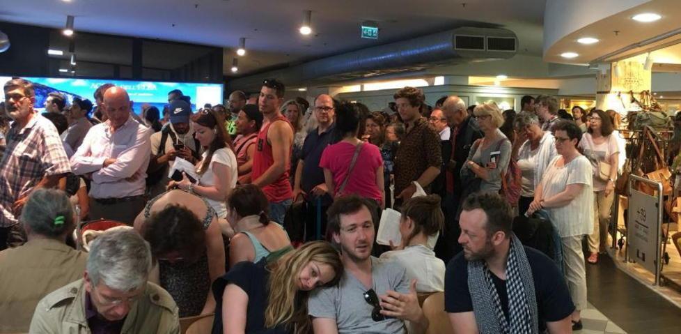 In coda ai gate dello scalo come sulla metropolitana