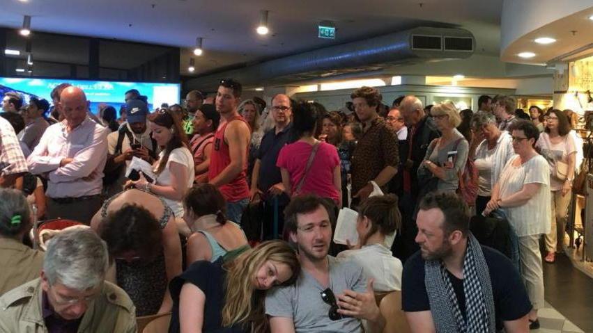 In coda ai gate dello scalo come sulla metropolitana