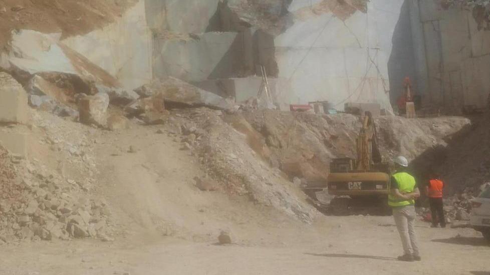 Schiacciato da un blocco di marmo