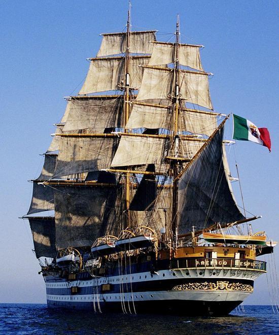 Nave Vespucci torna in mare verso Livorno 