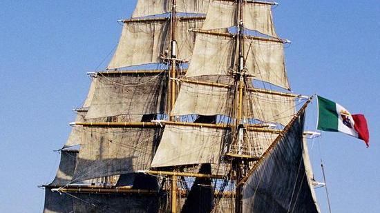Nave Vespucci torna in mare verso Livorno