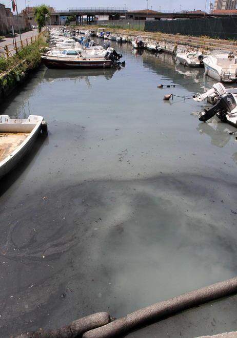 Il fosso (ri)diventa un mare nero, allarme da Torretta 