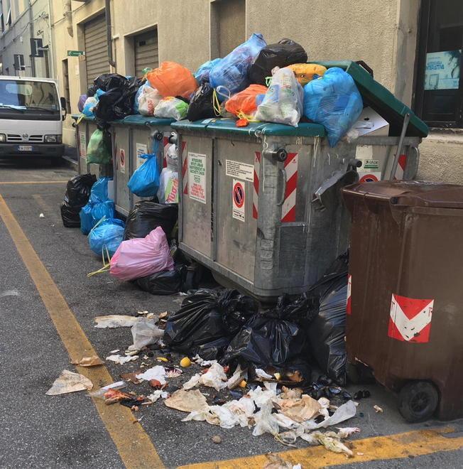 Più inciviltà, meno ritiri e la città si mostra sporca 