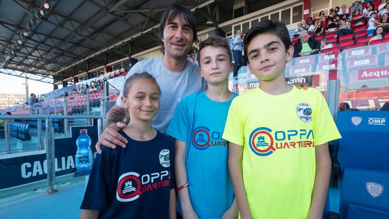 Brindisi e selfie alla Sardegna Arena con la “Coppa Quartieri”