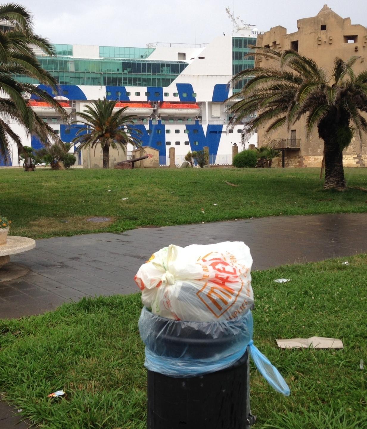 Cestini pieni di rifiuti nel fine settimana: raffica di proteste