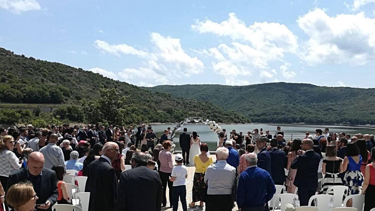 Matrimoni in riva al lago la scommessa di Gavoi 