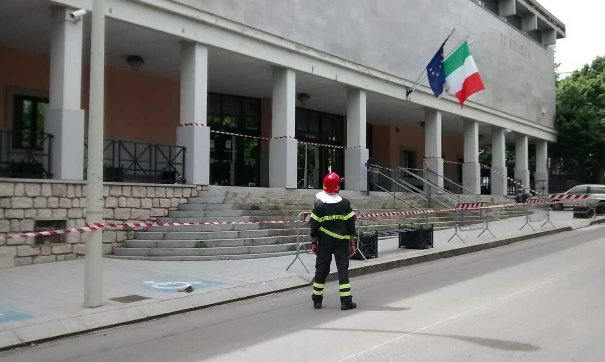 Pezzo di granito si stacca dalla parete