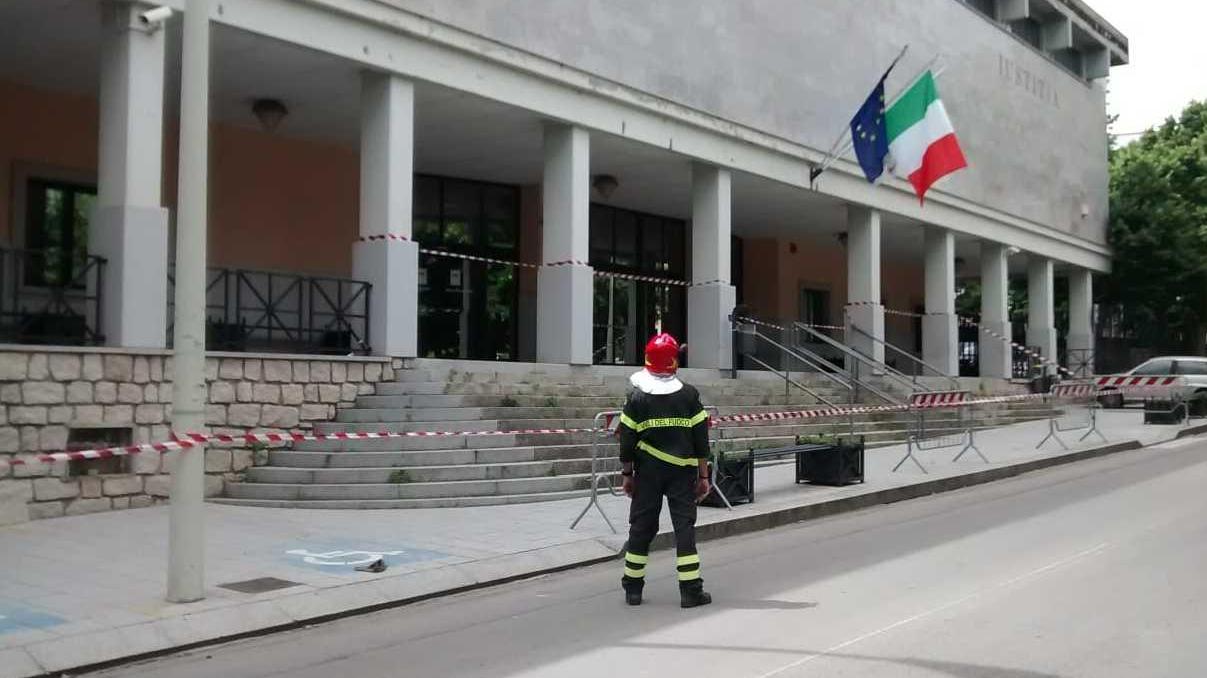 Pezzo di granito si stacca dalla parete