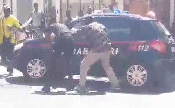 Carabinieri presi a pugni dai venditori abusivi. Il ministro Salvini: "Tolleranza zero" - Video 