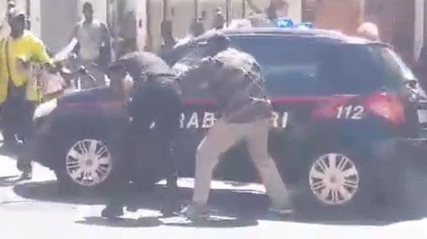 Carabinieri presi a pugni dai venditori abusivi. Il ministro Salvini: "Tolleranza zero" - Video