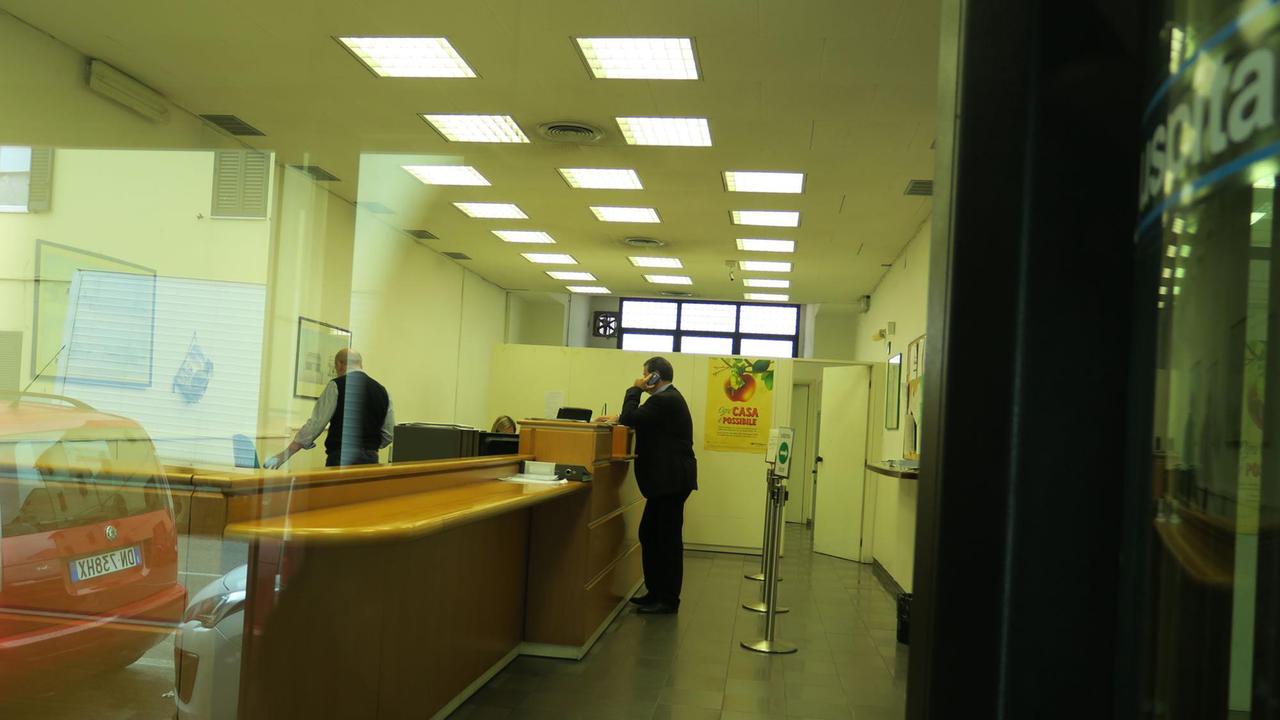 Pistola in pugno minaccia il direttore e rapina la banca