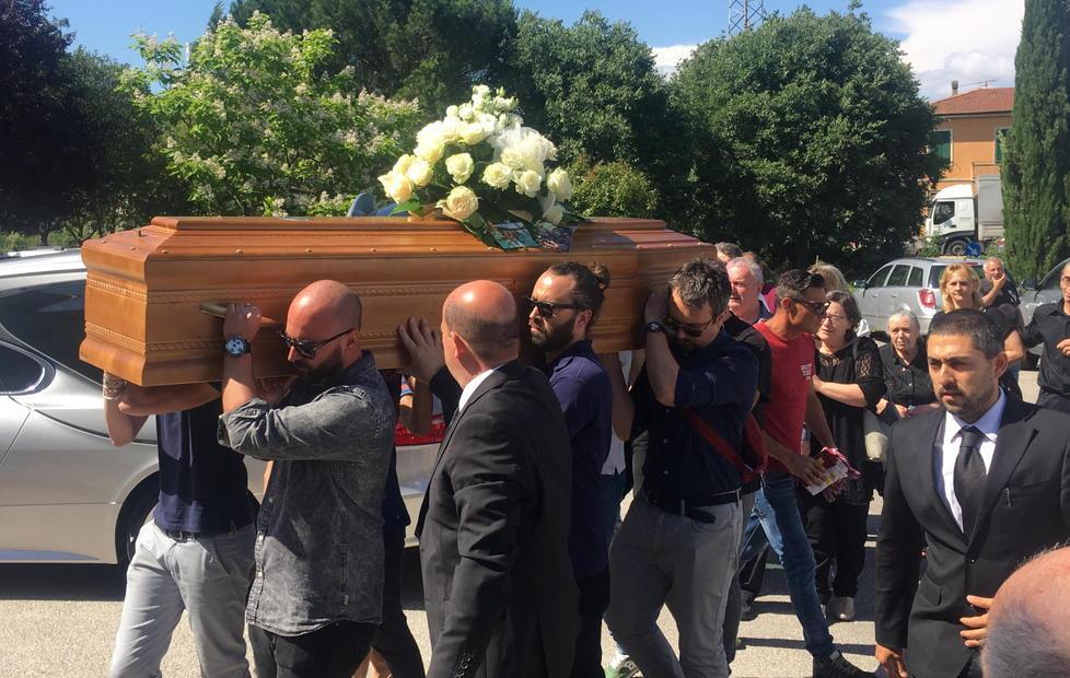 Chiesa gremita per l’addio al barista morto nel sonno