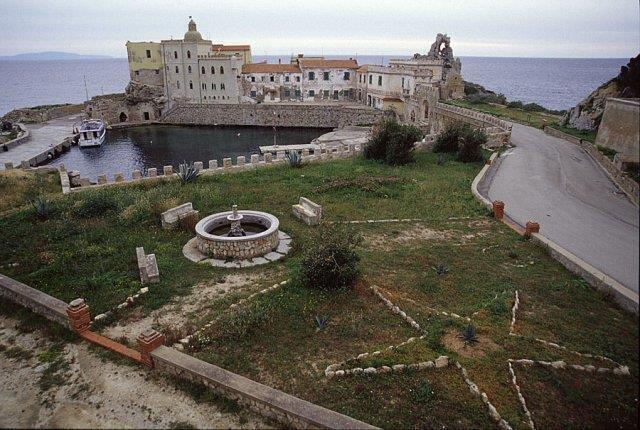 Il porticciolo di Pianosa