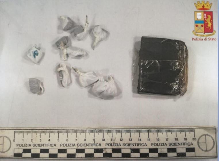 Finge di essere morto per scampare ai controlli della polizia 