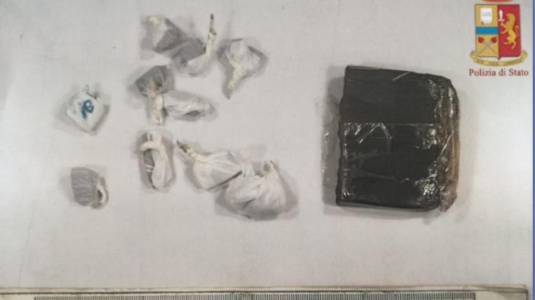 Finge di essere morto per scampare ai controlli della polizia