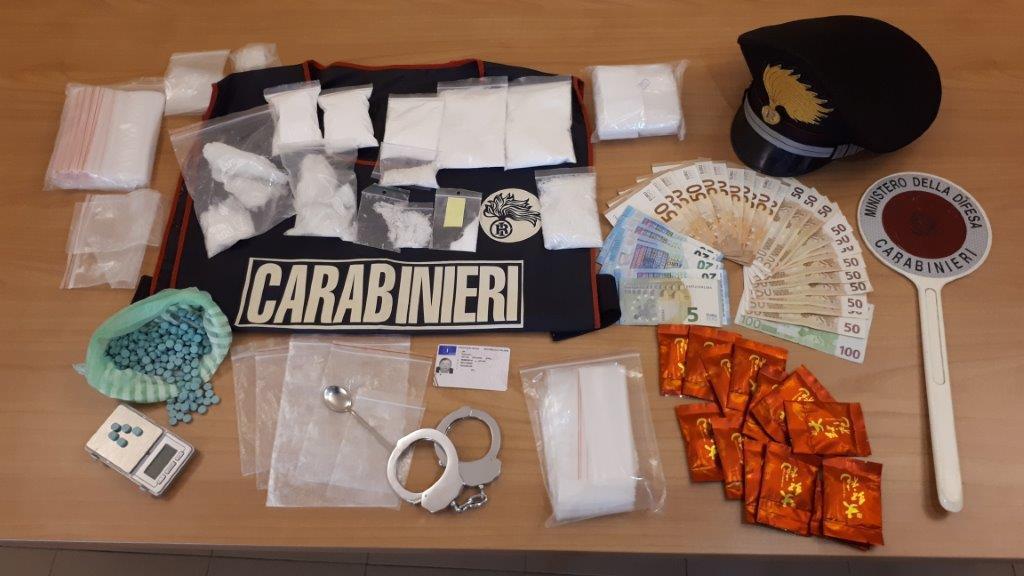Lo stupefacente e i soldi dello spaccio sequestrati dai carabinieri