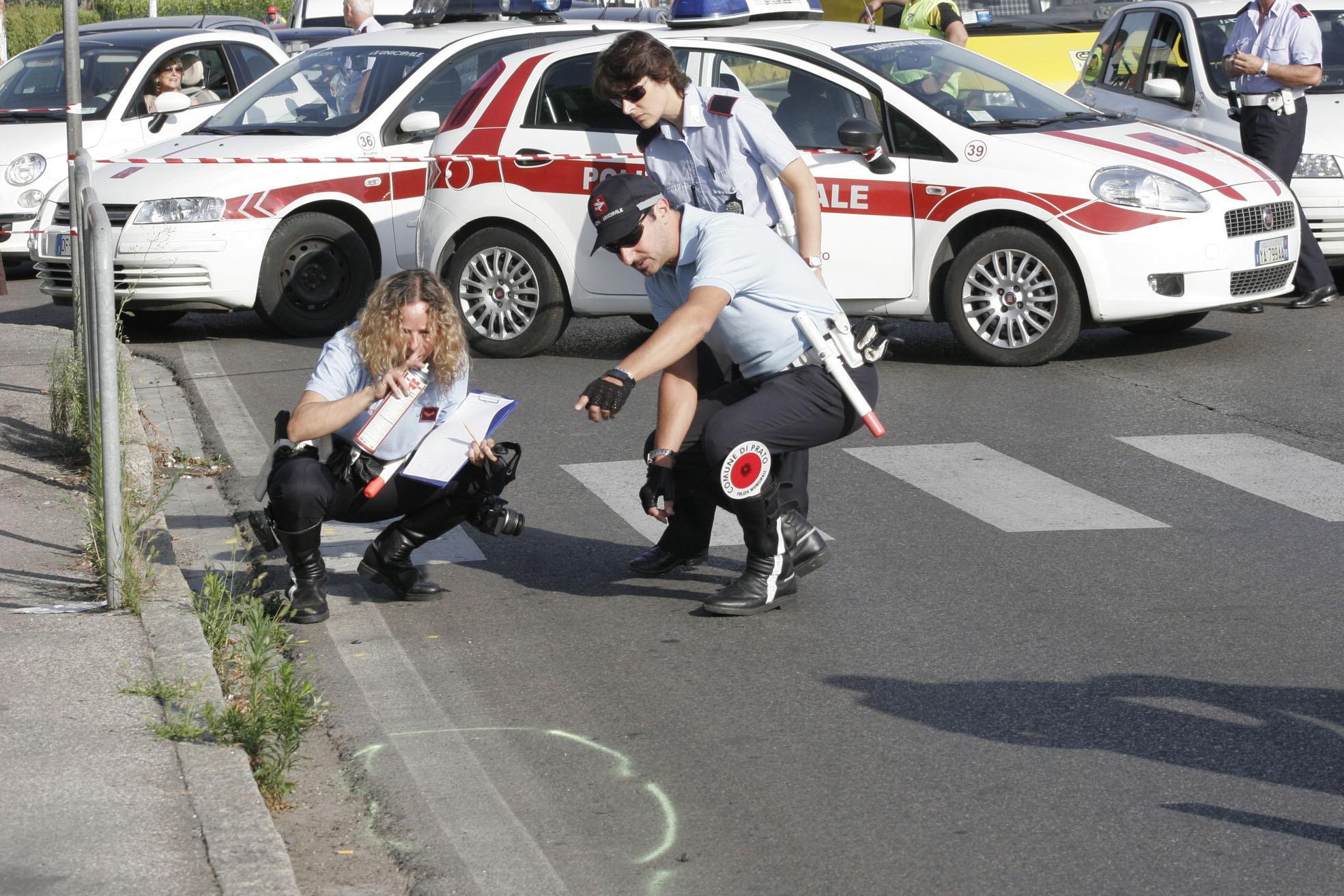 I rilievi della Polizia municipale per un incidente in via Liliana Rossi (foto d'archivio)