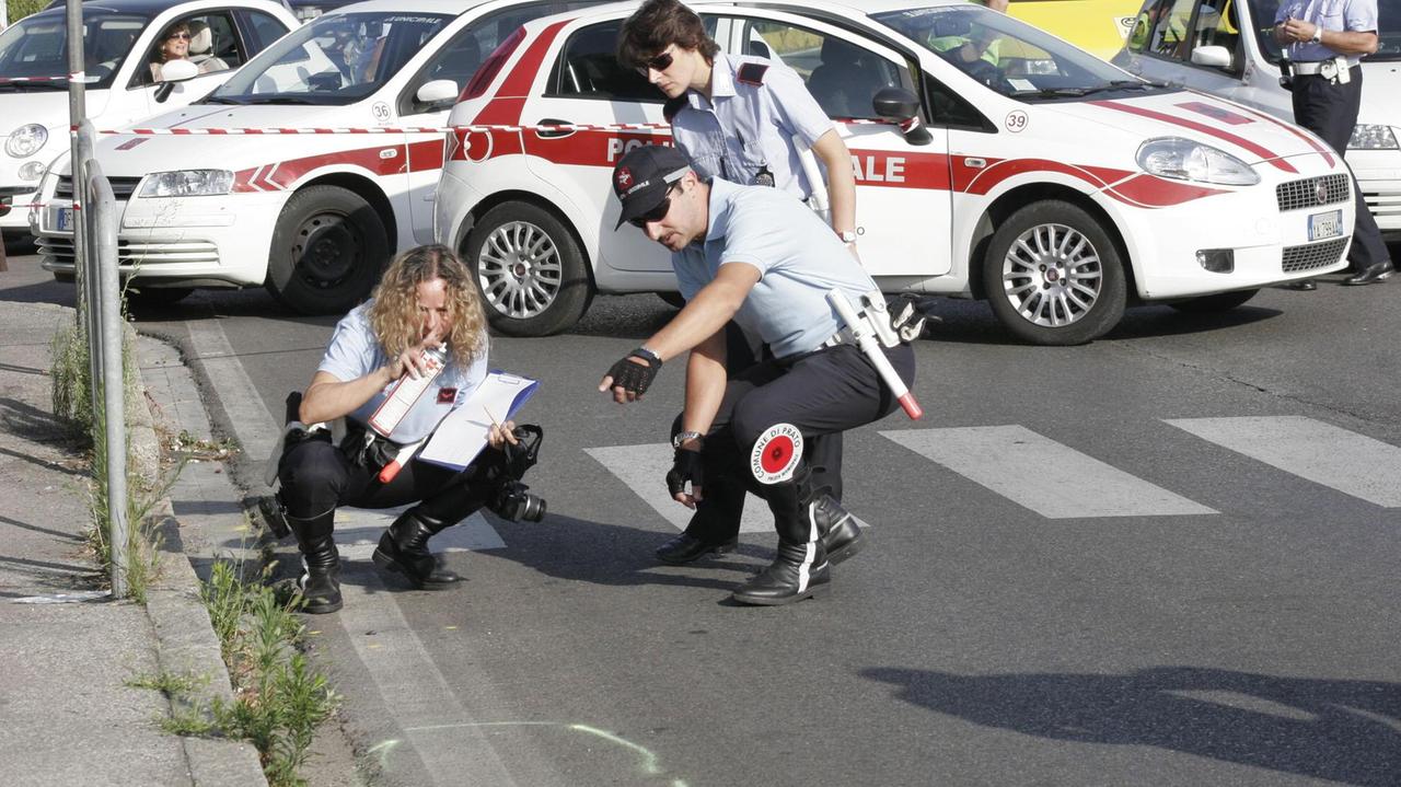 I rilievi della Polizia municipale per un incidente in via Liliana Rossi (foto d'archivio)