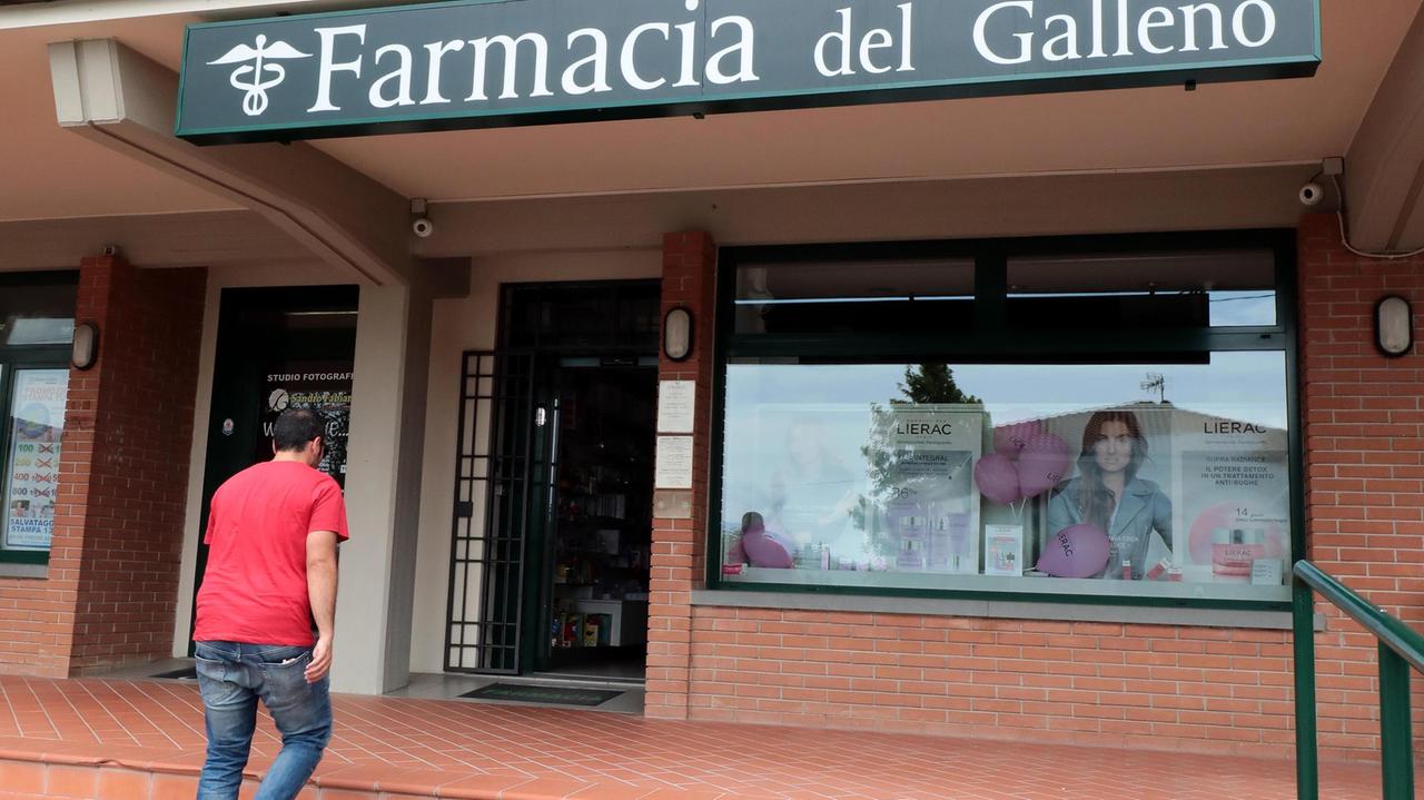Casco in testa e pistola rapina la farmacia
