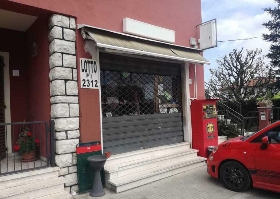 La tabaccheria rapinata in via Livornese ieri pomeriggio è rimasta chiusa