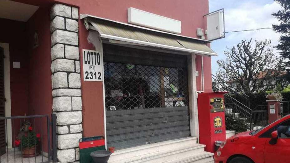 La tabaccheria rapinata in via Livornese ieri pomeriggio è rimasta chiusa