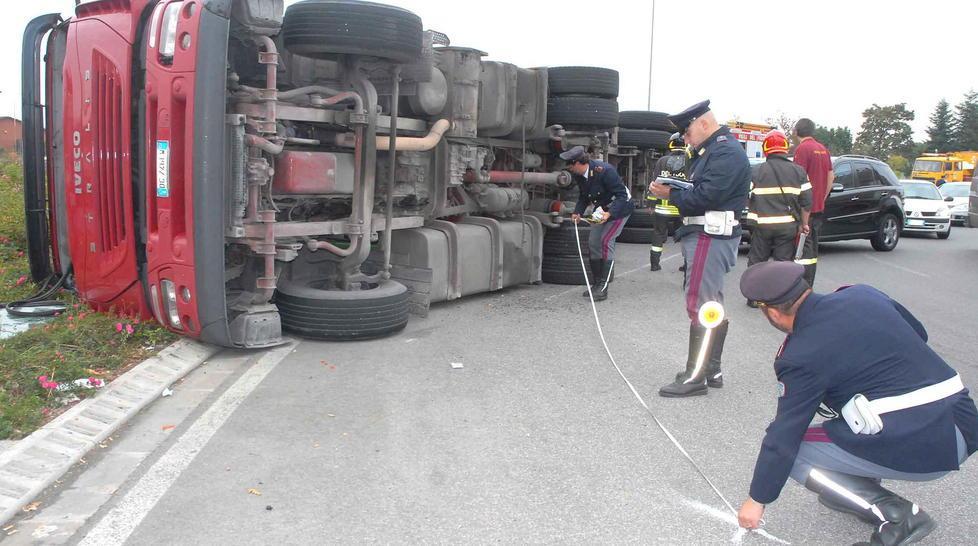 Un autoarticolato adagiato su un fianco mentre percorreva la rotonda (Gori)