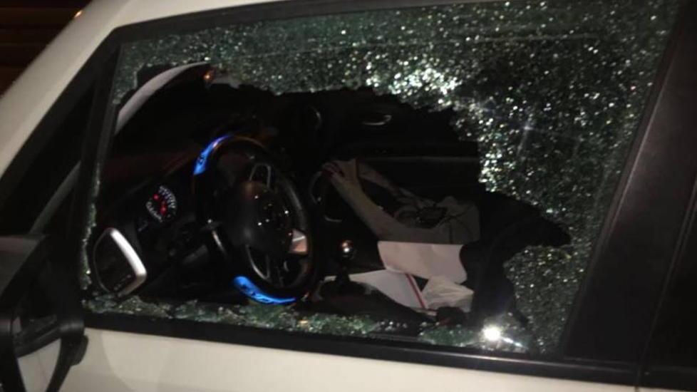 Finestrino rotto all’auto della candidata