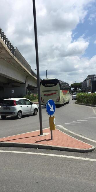 Ora i pullman passano ma i vigili segnano la targa