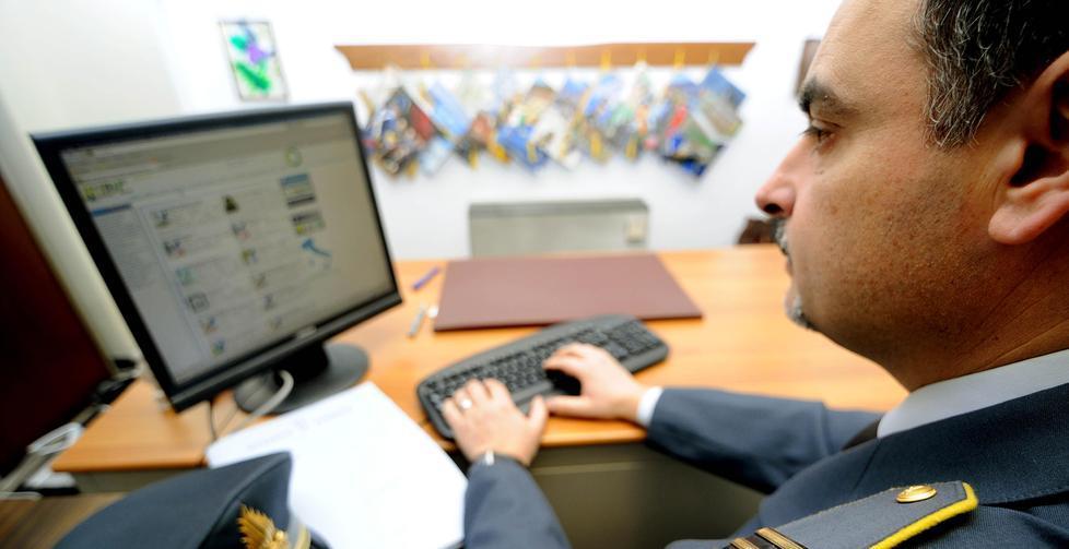 Intascava i soldi delle visite private 