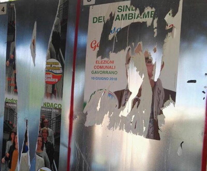 Strappati i manifesti di Biondi e Di Curzio