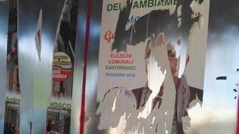 Strappati i manifesti di Biondi e Di Curzio