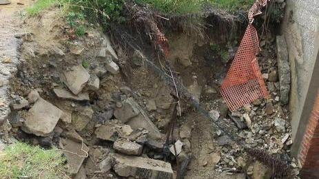 Posteggio a Calafuria decisa la chiusura per sistemare la buca