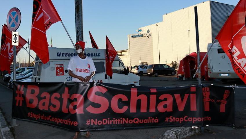 Gli addetti delle false coop dal giudice con Castelfrigo