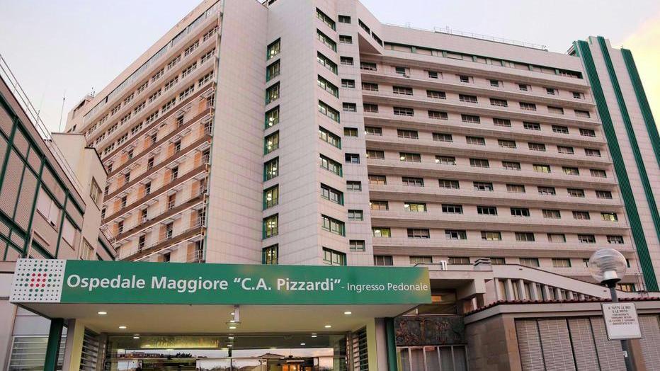 Litiga e gli stacca pezzo d’orecchio